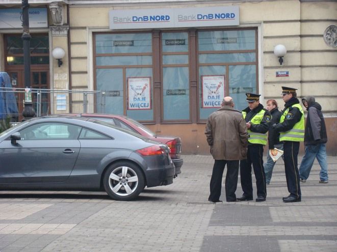 Strażnicy na rynku pojawiają się czasami. W efekcie płyta rynku to wciąż jeden z ulubionych parkingów w centrum miasta.