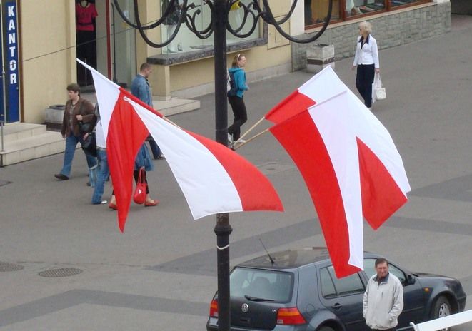 Prezydent Rybnika apeluje, aby flagi w okresie świąt majowych zwisły nie tylko w miejscach użyteczności publicznej, ale również na domach rybniczan.