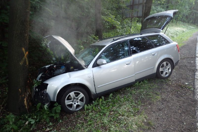 Wypadek na Mikołowskiej. 31-latek ominął sarnę, ale uderzył w drzewo, PSP Rybnik