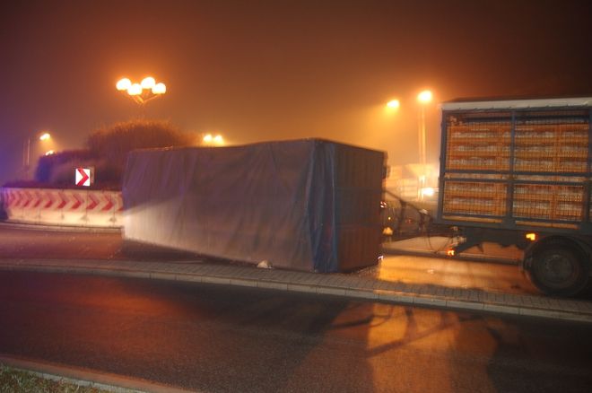 Na Rondzie Mikołowskim przewrócił się tir z kurami, Zdjęcia nadesłane przez internautów