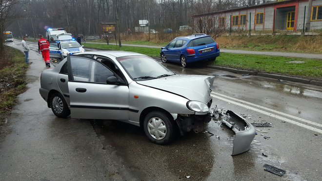 Zderzenie samochodów w Boguszowicach. Ul. Patriotów jest częściowo zablokowana, Czytelnik