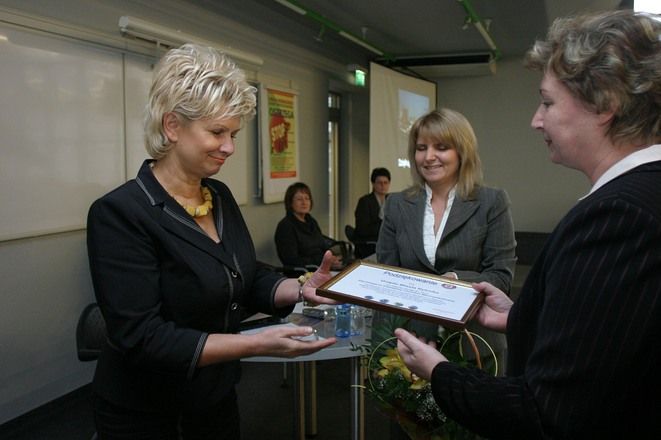 Lidia Lazar wręcza podziękowania za akcję szczepień na ręce zastępcy prezydenta Rybnika - Ewy Ryszki